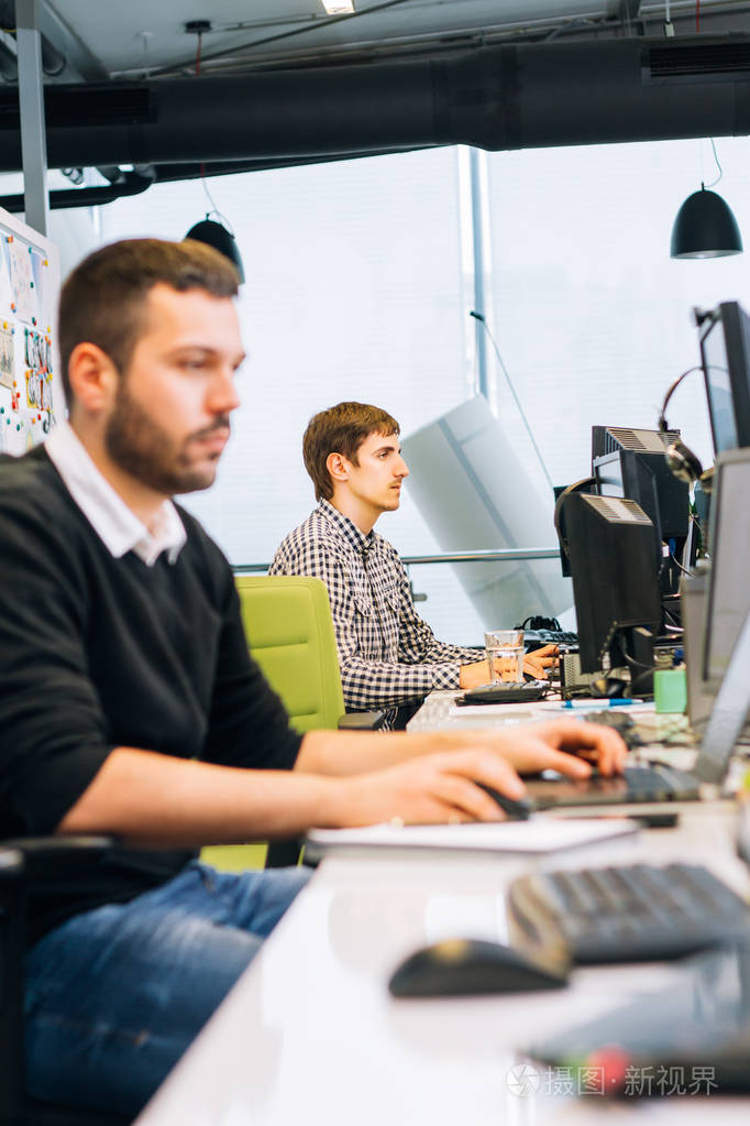 办公室里的商务人员在笔记本电脑上工作