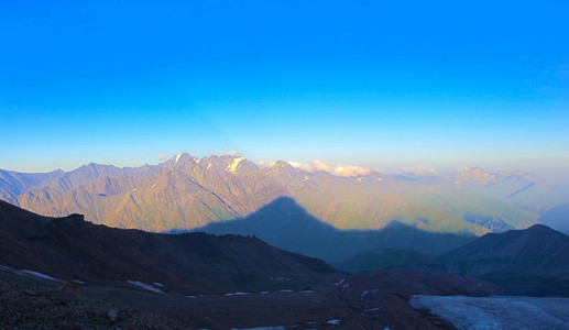 查看到 kasbek，在高加索地区的圣山