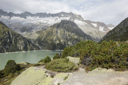 徒步旅行者徒步穿越瑞士阿尔卑斯山的惊险的山风景