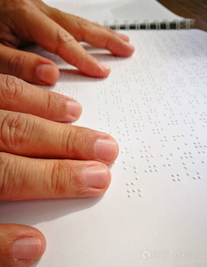 盲人读写盲文的书闭上手指触摸盲文代码