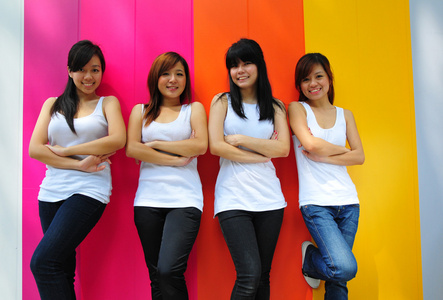 四个亚洲中国女孩在各种姿势