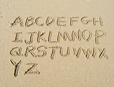沙滩上手写的字母表字母图片