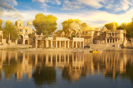迦萨加尔寺在 Gadisar 湖斋, 印度