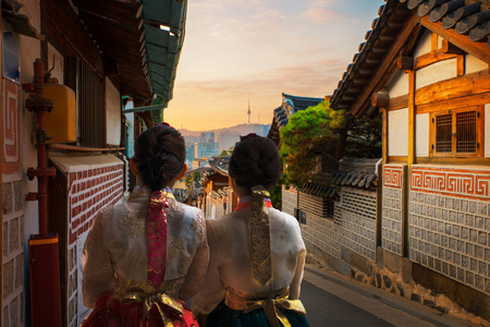 韩的韩国老太太在一个古镇漫步