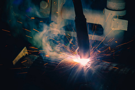 站在焊接钢图片