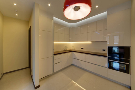 白色的厨房与红色的灯和白色的地板