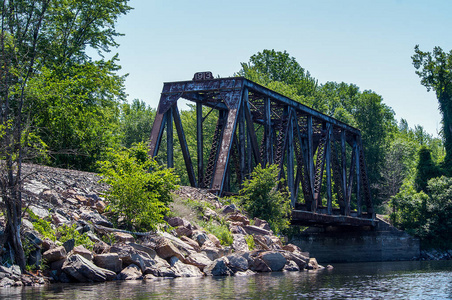 横跨斯河的旧火车栈桥