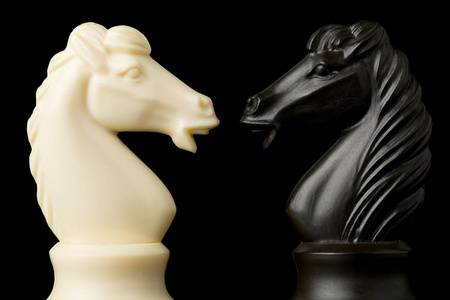 两个黑白骑士象棋人物面对对方