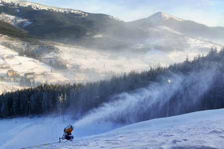 冬季滑雪场的雪炮