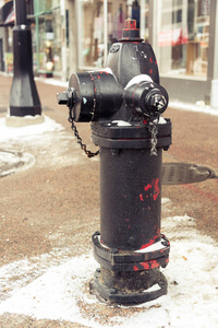 旧生锈的黑色水消防栓在街上