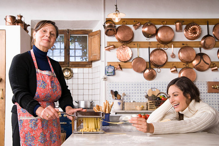 意大利妇女在厨房里一起做面食图片