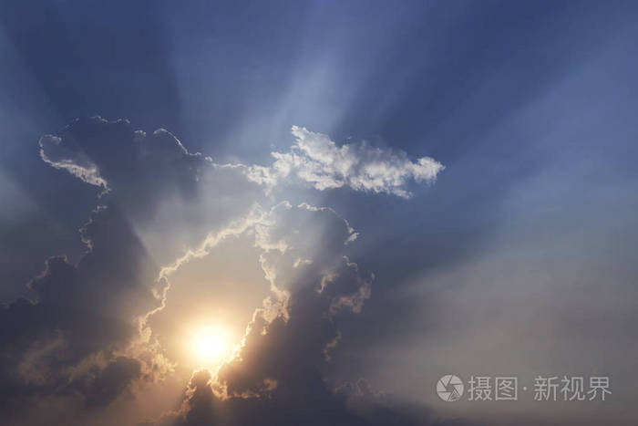 抽象的太阳光束线光透过云层照射 阳光透过云层上的阴霾在美丽的天空