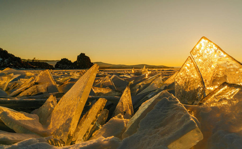在贝加尔湖的日落时查看和人生冰。俄罗斯西伯利亚