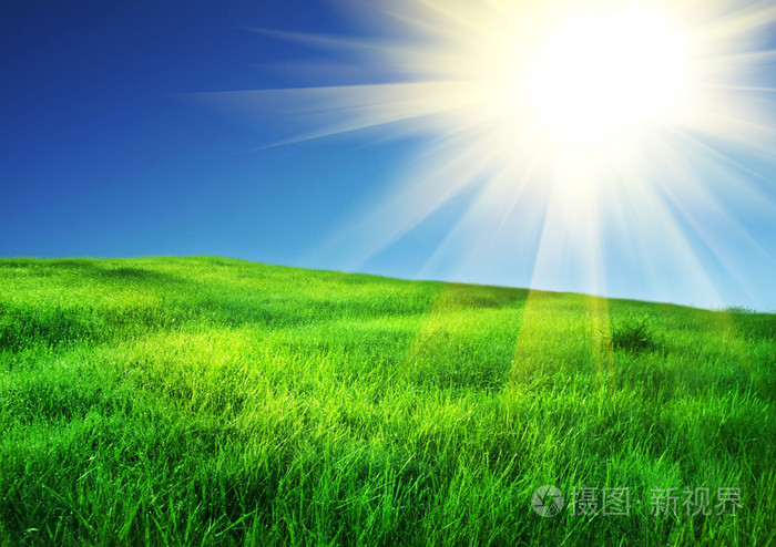 田野和晴朗的天空