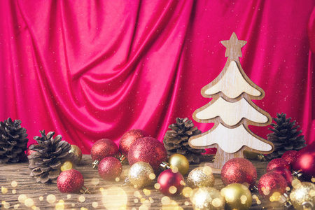圣诞木树与闪光金红色装饰球面料 b