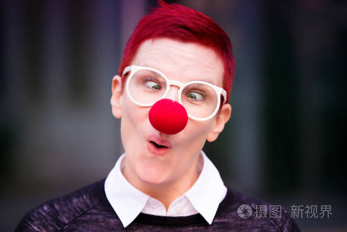 红鼻子redhaired妇女肖像