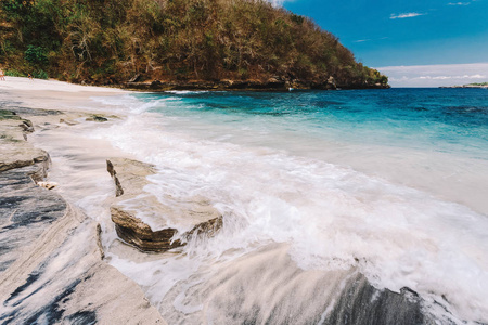 香兰在 Nusa Penida 岛的海滩。印度尼西亚