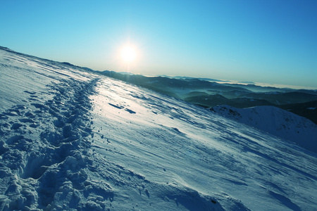 太阳和雪