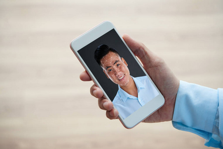 带多边形网格的智能手机面对越南人微笑
