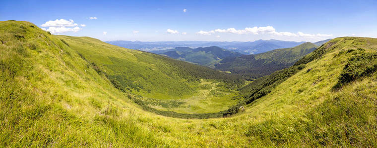 夏季阳光明媚的白天, 有一座山脉的全景。惊人的山谷