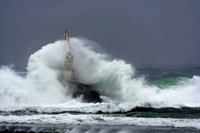浪对老灯塔在 ahtopol , 黑海的口岸 , 保加利亚在一个暴风雨的天