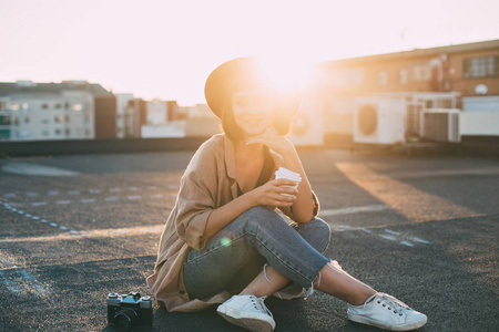 拿照相机的时髦女人