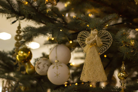 圣诞树上有不同的装饰品