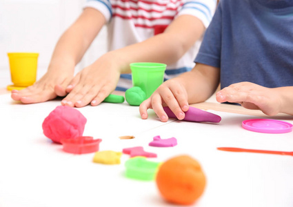 在日托所从事 playdough 模特的小孩, 特写