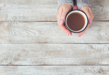 在男人和女人手中的茶杯。选择性焦点