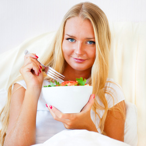 一幅美丽的白种人女性健康饮食的特写照片