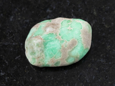 深色背景抛光 Variscite 宝石