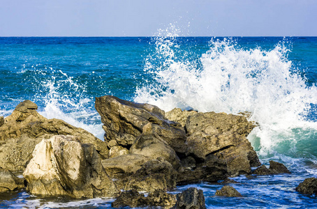 地中海打破在岩石上的波浪