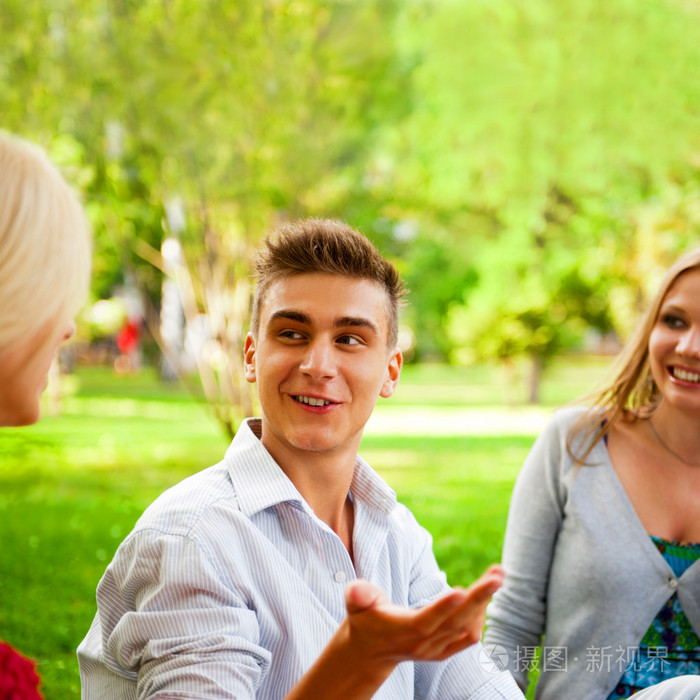 三个青少年的肖像,欢笑和快乐在一起