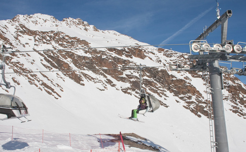 道具滑雪升降机。 索尔登的度假胜地。 奥地利