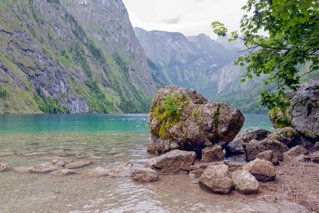 德国 Konigssee 在贝希特斯加登附近与陡峭的山和大岩石