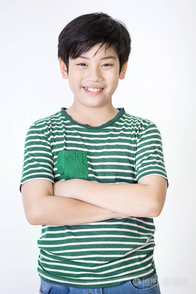 亚洲逗人喜爱的男孩的画像微笑的面孔射击在演播室在白色背景