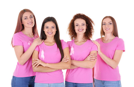 在白色背景的粉红色 tshirts 年轻妇女。乳癌意识概念
