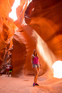 美丽的女孩探索下羚羊峡谷, 美国亚利桑那州