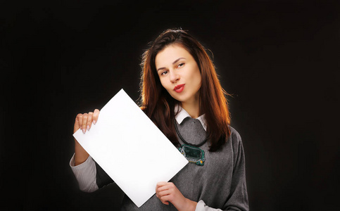 女人拿着一张空纸 A4。传单介绍。小册子牵手。工作表模板。在白色背景上隔离