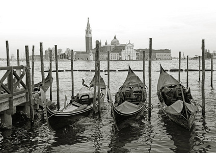 黑色和白色的船停泊在圣马克广场与圣乔治地马焦雷教堂背景-威尼斯, 威尼斯, 意大利, 欧洲