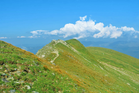 一个狭窄的轨道道路在山腰上的顶端 o