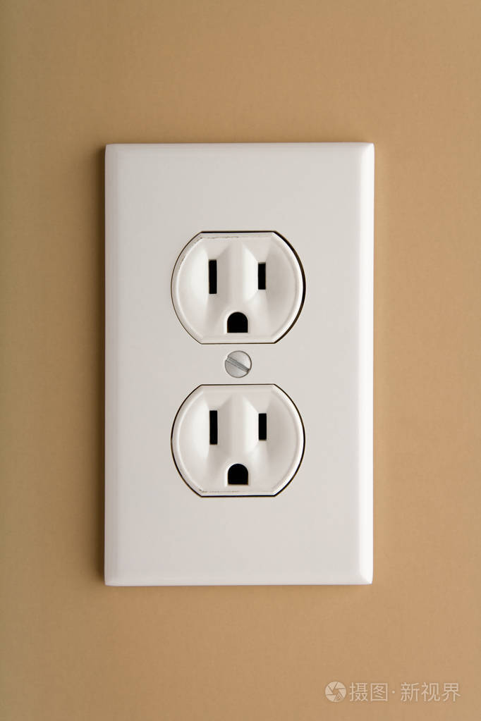 米色墙上的电动插座