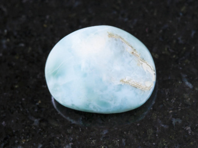 深色背景抛光 Larimar 宝石