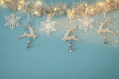 圣诞背景与圣诞树节日花环, 白鹿, 和纸白色的雪花在淡蓝色背景