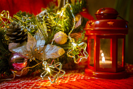 红色乡村背景下的圣诞装饰与蜡烛和花环灯