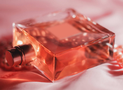 典雅的粉红色香水瓶