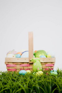 复活节彩蛋篮在草地上