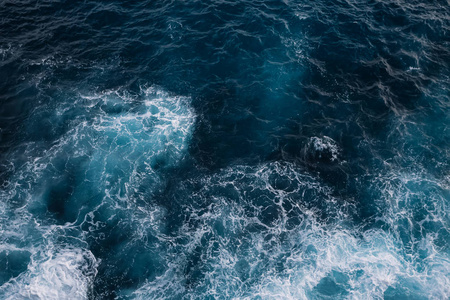 鸟瞰海浪。蓝色水背景