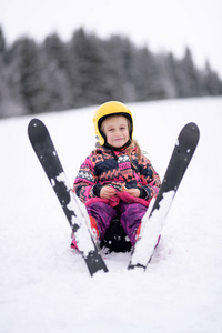 快乐的小女孩，下坡滑雪