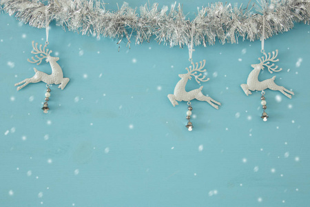 圣诞节背景与树节日花环, 白色鹿在淡蓝色背景